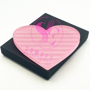Plateaux pour carreaux de cils en verre acrylique rose avec logo personnalisé Porte-extension de cils en forme de coeur Pince à épiler à colle Carreaux de cils avec logo personnalisé - Product Image 5