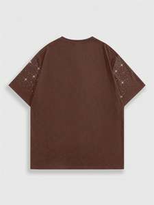 เสื้อยืดผู้ชายทรงโอเวอร์ไซส์ลายกราฟิกสีน้ำตาลวินเทจ ล้างสีแบบแอซิดวอช ผ้าคอตตอนหนา 100% ประดับมูนริ้นสโตนสุดเทรนดี้ รับผลิตแบบ OEM - Product Image 2