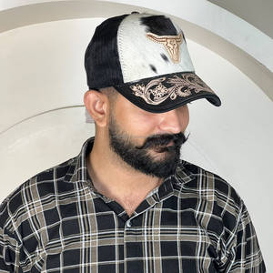 Casquette de baseball unisexe à visière incurvée en cuir de vachette repoussé avec patch motif taureau, maille et fermeture snapback, style trucker, directement de l'usine - Product Image 4