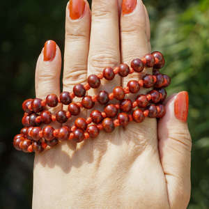 Natural Laal Chandan Mala – Cuentas de Oración de Sándalo Rojo para Cantar y Meditar, Joyería Espiritual al por Mayor - Product Image 1