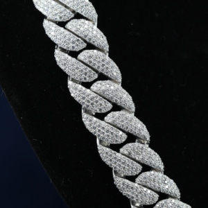 สร้อยคอเงินแท้ 925 ทรงโค้ง หนัก ประดับเพชรโมอิสซาไนต์ VVS แบบฝังด้วยมือ ขนาด 18 มม. แบบ Iced Out Cuban Link - Product Image 2