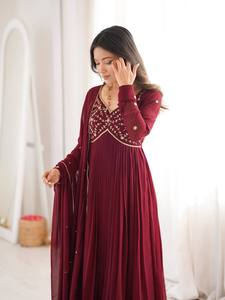 Robe de soirée/mariage fourreau longueur cheville pour femme en faux mousseline naturelle, avec travail artisanal, infroissable et séchage rapide - Product Image 1