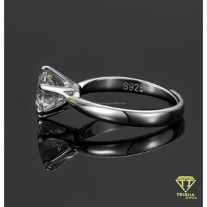Bague de fiançailles en argent sterling 925 avec diamant moissanite de qualité supérieure, taille coussin, pierre centrale brillante et design de bande élégant - Product Image 3