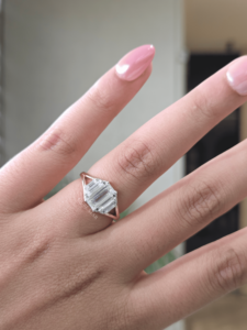 Bague à trois pierres en diamant de laboratoire taille émeraude 1,30 carat en or 14K certifiée IGI, avec pierres latérales coniques serties à griffes, bijoux de mariée raffinés - Product Image 1