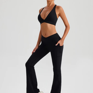 Soutien-gorge de sport sans couture pour femme, col en V profond, maintien moyen, haut de yoga, noir uni - Product Image 2