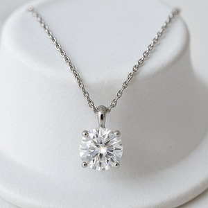 Colgante Clásico Personalizable de Diamante Redondo Cultivado en Laboratorio, Certificado IGI, Chapado en Oro Blanco, para Unisex, de Proveedor Indio - Product Image 2