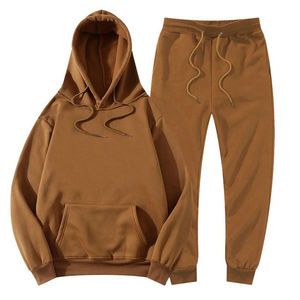 Rehaussez votre tenue décontractée avec cet ensemble de survêtement pour homme dans une riche teinte marron. L'ensemble comprend un confortable sweat à capuche. - Product Image 1