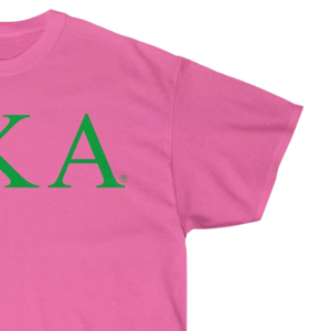 Camiseta con letras AKA en rosa y verde, estampado gráfico AKA, cuello redondo, manga corta, algodón, ropa informal para hermandades. - Product Image 3