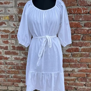 Robe longue en coton blanc pour femme, style bohème à manches longues avec col rond brodé, imprimé décontracté et ceinture à l'épaule - Product Image 1