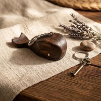 Porte-clés en bois en forme de baleine, fait main en bois finlandais, écologique, logo personnalisable, design minimaliste, accessoire pour anniversaire/mariage