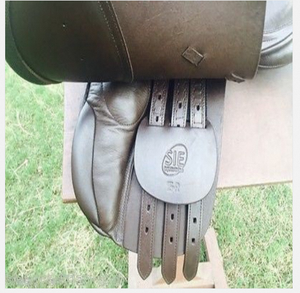 Silla de Montar Inglesa de Cuero Genuino con Armazón de Fibra Flexible para Salto Ecuestre, Tamaños 15, 16, 17 y 18 Pulgadas, Ancho Regular/Medio - Product Image 4