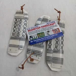 Peines de hueso de búfalo tallados a mano y hechos a medida, ideales para tiendas de accesorios para el cabello y estilistas, con base de cuero. - Product Image 1