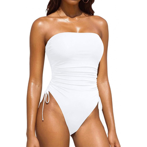 Maillot de bain une pièce sans bretelles pour femme, blanc uni, froncé sur le côté, style bandeau asymétrique, en spandex et polyester extensible - Product Image 1
