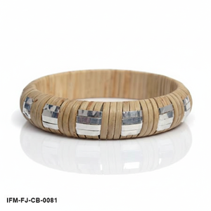 กำไลข้อมือหวายทอแบบแฮนด์เมด Tissé Tarenza: ห่อหุ้มด้วยเส้นใยราฟเฟียโทนสีเอิร์ธโทน พร้อมลวดลายพื้นผิวที่หรูหราและดีไซน์ทันสมัย - Product Image 6