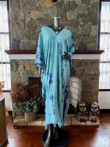 Robe caftan en rayonne tie-dye Shibori turquoise, style bohème, coupe décontractée, idéale pour la plage et les vacances d'été - Product Image 4