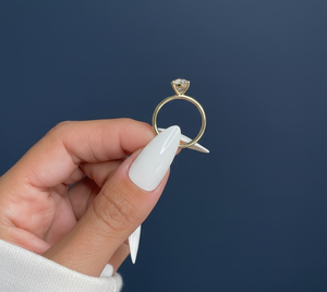 Anillo de Compromiso con Diamante Cultivado en Laboratorio de 2.00 Ct, Certificado por IGI, Corte Pera VVS2 F, Oro Amarillo de 14K, Chapado en Rodio, Venta al Por Mayor - Product Image 3