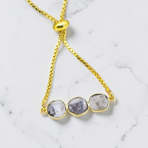 กำไลข้อมือทำมือประดับเพชรเฮอร์คิเมอร์ดิบ ทองเหลืองชุบทอง ประดับด้วยอัญมณีสามเม็ด ดีไซน์เรียบง่ายสไตล์โบโฮ เหมาะสำหรับเป็นของขวัญวันเกิด - Product Image 1