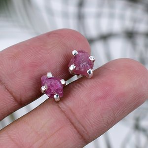 Boucles d'oreilles en tourmaline rose, faites à la main en argent sterling 925, bijoux bruts, boucles d'oreilles clous brutes, au prix d'usine - Product Image 4