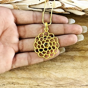 Pendentif Bohème Floral Tendance en Laiton Plaqué Or 18 carats pour Femme, Bijou Ethnique Mandala Géométrie Sacrée, Vente en Gros OEM ODM - Product Image 2