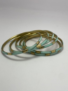 Conjunto de brazaletes de resina y latón con esmalte rojo intenso, brazaletes de moda de resina, brazaletes de resina de diseño hechos a mano, handforge global impex - Product Image 5