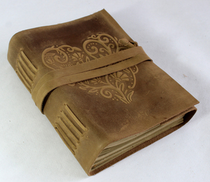 Magnifique couverture de journal de style vintage, embossée avec un motif en forme de cœur, papier premium fabriqué à la main, cuir de buffle, agenda. - Product Image 2