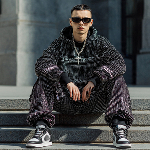 ชุดวอร์มผู้ชายประดับเพชรเทียมแบบกำหนดเอง เสื้อฮู้ดแบบสวมหัวสำหรับฤดูหนาว กางเกงวอร์มประดับเพชรเทียม ชุดจ็อกเกอร์ 450 ชิ้น ชุดวอร์มทรงหลวมประดับเพชรเทียมสำหรับผู้ชาย - Product Image 1