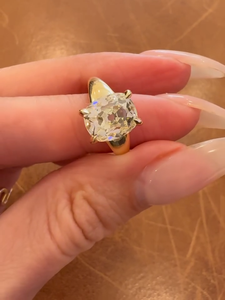 Bague en diamant de laboratoire taille coussin de 2,5 carats, provenant de mines anciennes, en or jaune 14 carats, avec large alliance, certifiée IGI. - Product Image 1