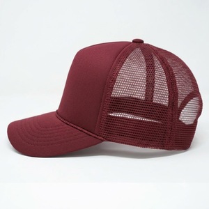 Gorra Trucker Unisex Personalizada Color Borgoña de 6 Paneles con Malla Trasera Ajustable, Gorra Casual para Adultos, Uso en Primavera y Verano - Product Image 2
