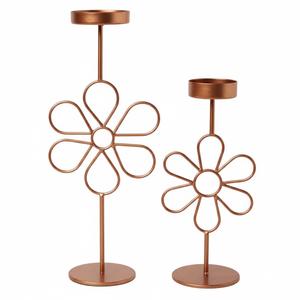 Ensemble de 2 bougeoirs en métal rose gold, design floral, élégant et décoratif, pour la maison, les mariages et les fêtes. - Product Image 1