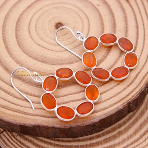 Boucles d'oreilles pendantes en argent sterling 925 massif avec cabochon ovale naturel en cornaline et cercle ouvert, collection Memoria Jewels, vente en gros - Product Image 3