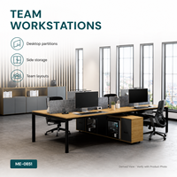 Bureau de travail rectangulaire moderne pour équipe commerciale, avec dessus en bois grainé, panneaux de séparation gris, cadres noirs et armoires de rangement latérales