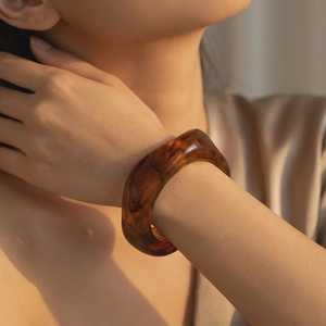 Brazalete Artesanal de Resina de Mármol, Geométrico, Orgánico, Ondulado, Color Ámbar Naranja, Diseño de Caparazón de Tortuga - Product Image 1