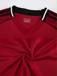 เสื้อฟุตบอลผู้ชายสีแดงพร้อมกางเกงขาสั้นสีขาว ชุดทีมผู้ใหญ่ ผ้าโพลีเอสเตอร์ ระบายอากาศได้ดี - Product Image 3