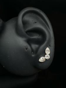 Pendientes de diamante cultivado en laboratorio Florence Pear en oro de 14K, estilo gótico, para tragus, hélix, con base plana, delicados, joyería fina para mujer. - Product Image 3