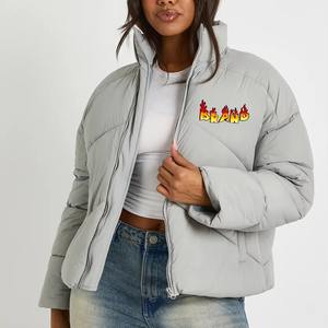 Chaqueta de plumón acolchada para mujer, estilo moderno, para exteriores, cálida para invierno, con logotipo bordado personalizado, transpirable, rellena de plumón. - Product Image 2