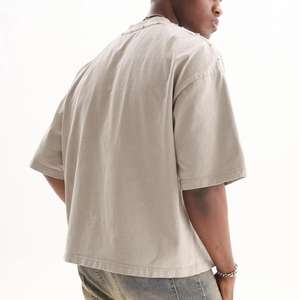 Camiseta de hombre con logo personalizado estampado, estilo casual con efecto encerado, diseño desgastado con copo de nieve, de moda urbana, de marca, de tejido grueso. - Product Image 6