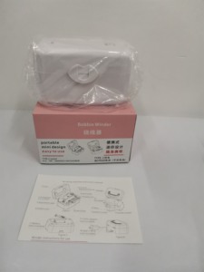 Bobinadora portátil AA0282, mini bobinadora con bobinas e hilos para máquinas de coser, diseño de plástico blanco, fácil de operar - Product Image 5