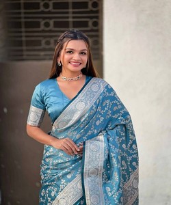 Sari de Seda Azul con Patrón Floral Plateado, Traje Tradicional Indio para Bodas y Fiestas, para Mujer, Corte Regular, Largo hasta el Suelo, Alta Calidad - Product Image 2