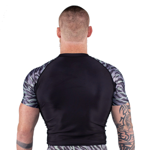 เสื้อแรชการ์ดสำหรับผู้ชายมืออาชีพ ออกแบบตามสั่ง ผลิตแบบ OEM ผ้าโพลีเอสเตอร์ระบายอากาศ แห้งเร็ว เหมาะสำหรับกีฬาชายหาดและการฝึกซ้อม - Product Image 2