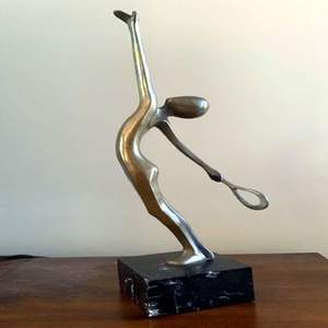 Escultura de aluminio fundido concebida como un objeto contemplativo que une forma, peso y una visión contemporánea refinada. - Product Image 6