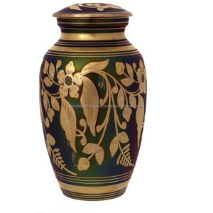 Urnas de cremación de latón clásicas y de alta calidad con diseño de flores Color dorado y negro acabado para cenizas humanas - Product Image 6