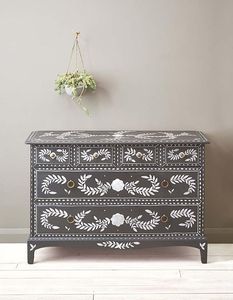 Commode élégante en os incrusté avec des motifs décoratifs et un design de mobilier raffiné pour les chambres - Product Image 1