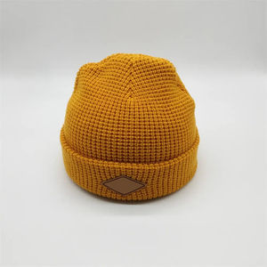 Gorro de Invierno Unisex con Parche de Cuero, Gorro Elástico para Fitness - Product Image 3
