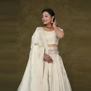 Lehenga Choli en Soie Banarasi de Luxe avec Motifs Tissés Délicats, Jupe Évasée Traditionnelle Longueur Ras du Sol et Blouse Sur Mesure, Idéal Mariage et Plage - Product Image 3