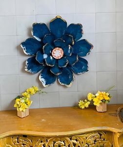 Décoration murale en métal Shine Flower sur panneau rond bleu, art mural décoratif pour salon, chambre, bureau à domicile, décoration moderne pour la maison - Product Image 1