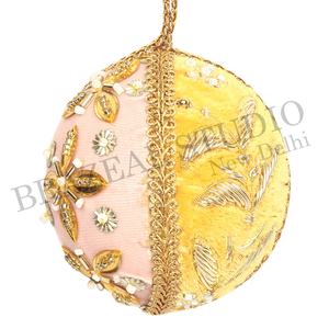 บราซีล สตูดิโอ งานแฮนด์เมด ผลิตภัณฑ์รักษ์โลก ผ้ากำมะหยี่ ผ้าซาติน ประดับลูกปัด ปักลาย ตกแต่งต้นคริสต์มาส ขนาด 4 นิ้ว 10 ซม. ผลิตตามสั่ง สีทอง จากโรงงาน - Product Image 1