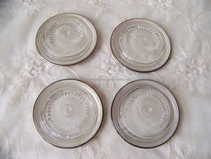 Ensemble élégant de 4 sous-verres ronds en métal parfaits pour les hôtels, les restaurants et la cuisine. - Product Image 4