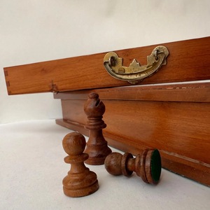 Tablero de Ajedrez Rectangular Rústico y Ecológico de ILAHI, Hecho a Mano con Madera Pura al 100%, Estilo Animal/Amor, Tamaño Personalizado - Product Image 4