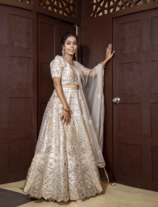 Lehenga Choli para mujer con dupatta de organza y detalles de cuero en toda la prenda, una elección perfecta. - Product Image 3