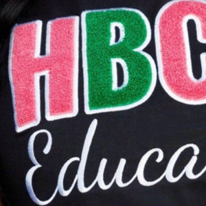 Camiseta Chenille Negra con Bordado Griego Inspirado en HBCU, Prenda Casual de Algodón Premium para Streetwear - Product Image 4